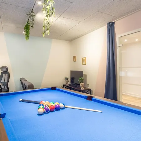 Pool Table Heaven, Workstation, 4k Tv, Netflix Apartment