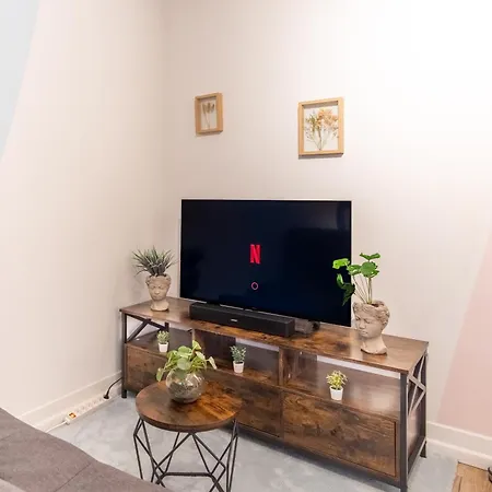 Pool Table Heaven, Workstation, 4k Tv, Netflix Apartment *