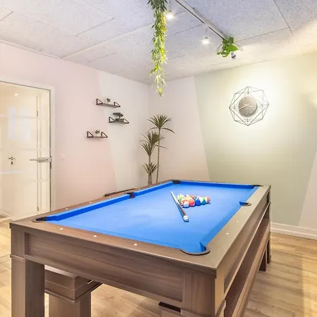 Pool Table Heaven, Workstation, 4k Tv, Netflix Apartment Leipzig