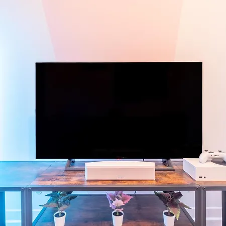 Pool Table Heaven, Workstation, 4k Tv, Netflix Apartment